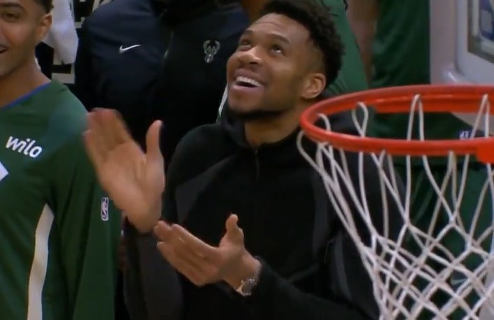 亲兄弟连线！字母弟助飞字母哥哥空接暴扣 字母哥场下贼开心！